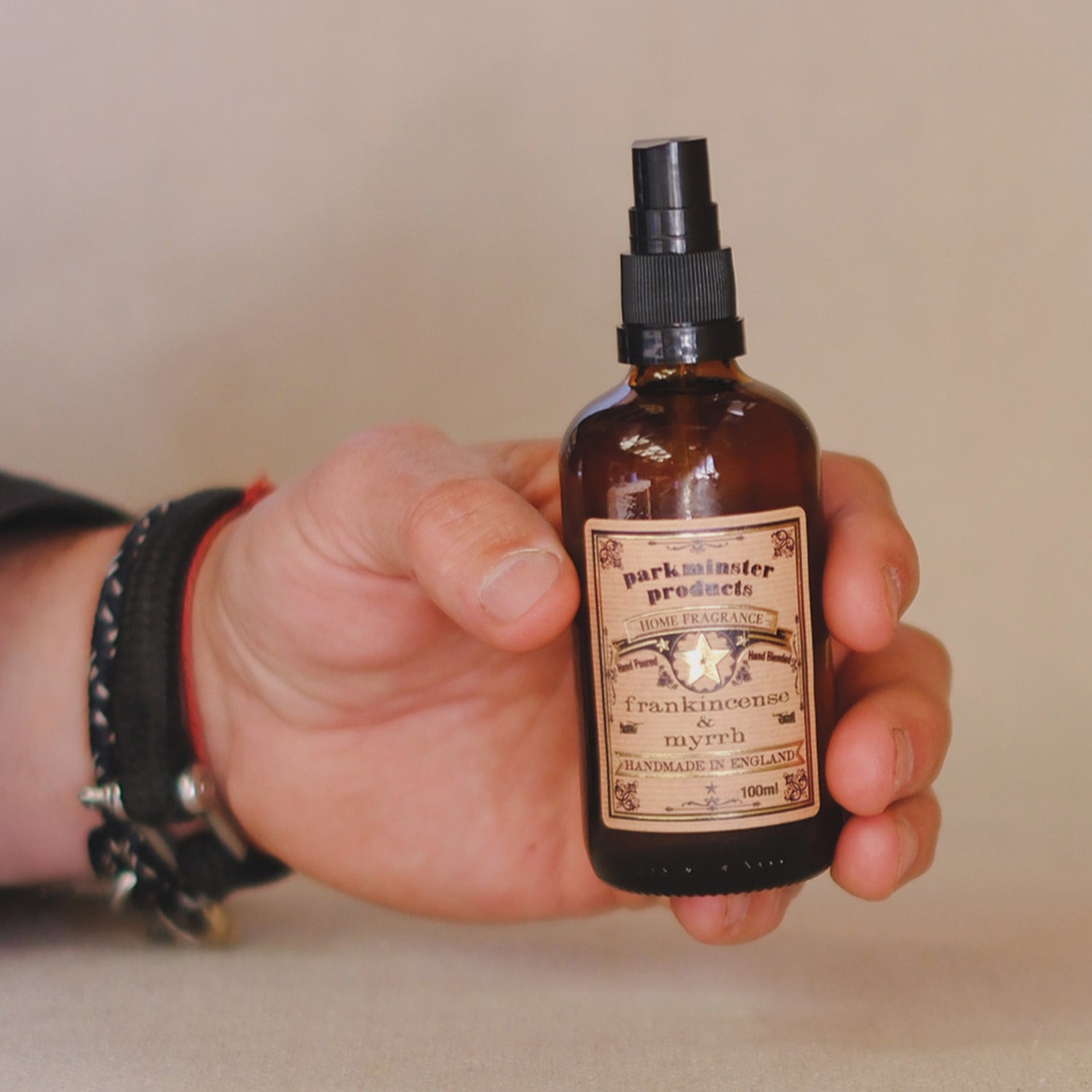 Parkminster Frankincense & Myrrh Room Mist – a natural room spray with festive notes of aromatic spices and soft woods, perfect for creating a Christmas atmosphere.