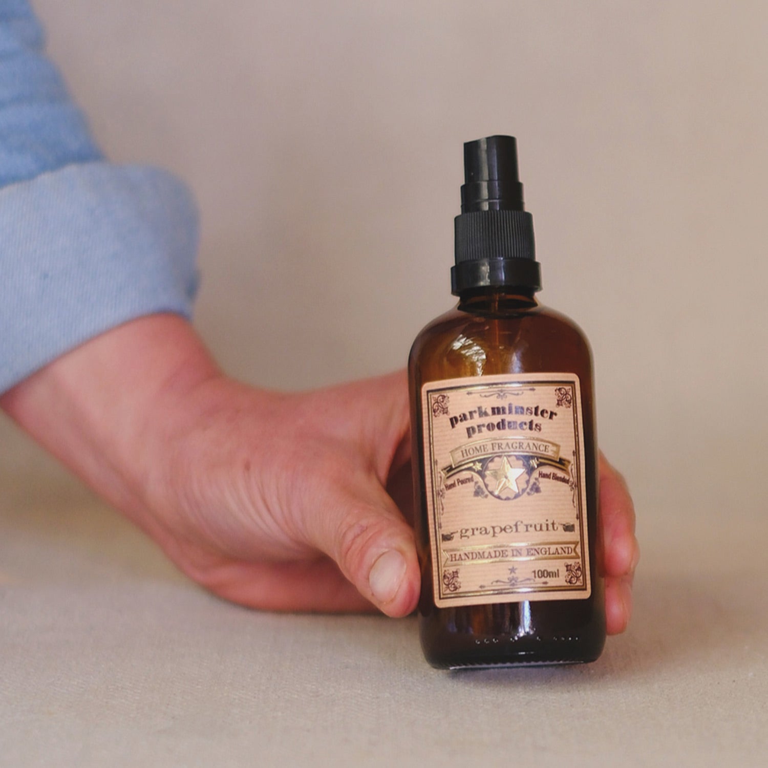 Zesty grapefruit room mist made with plant-based ingredients – natural home spray by Parkminster