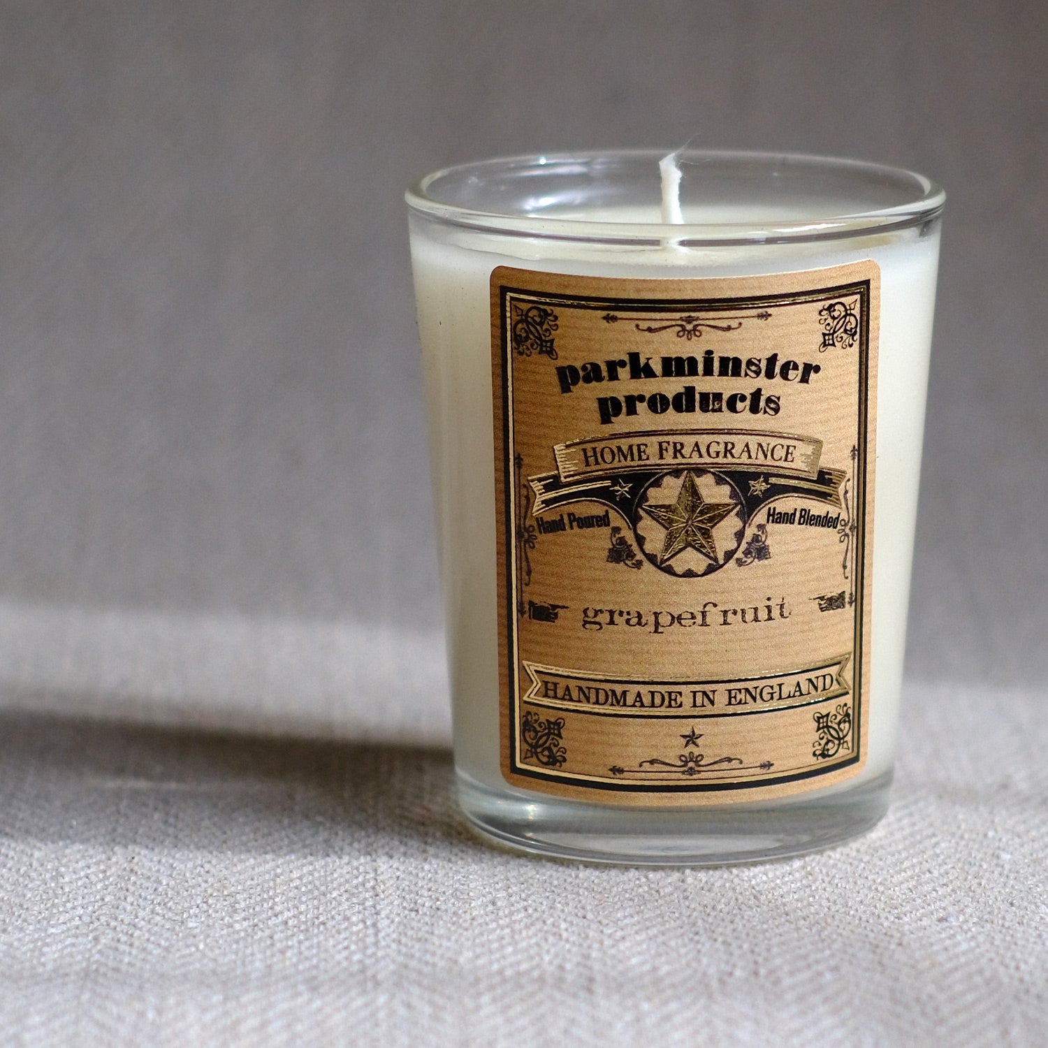 Our Grapefruit scented soy wax candle with tart, floral notes and hints of lemon. Refresh your space with this lively blend, bringing vitality and energy to any room - Parkminster 75g