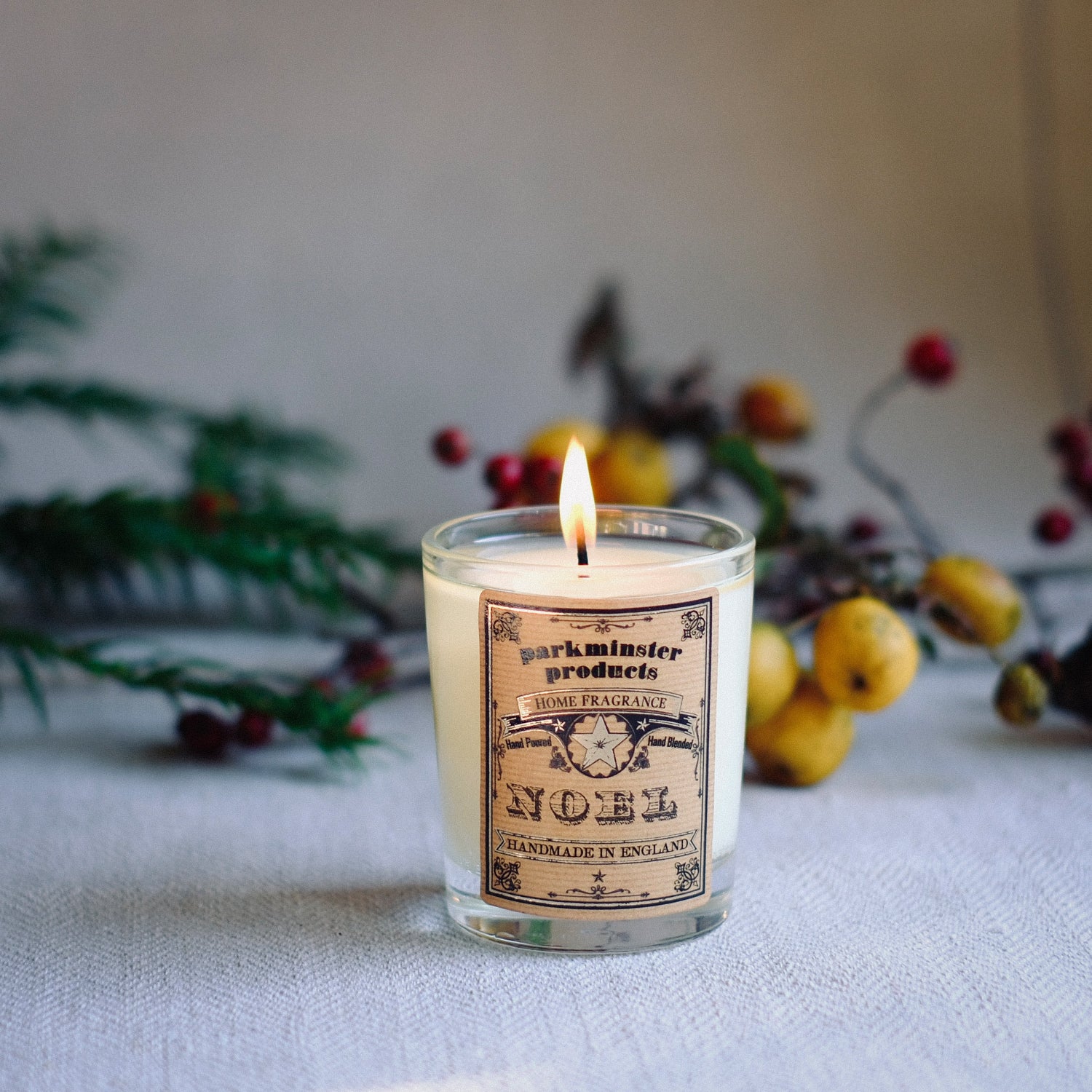 ur Noël scented soy wax candle features festive aromas of mandarin orange, clove, cinnamon, and nutmeg. Ideal for creating a cozy Christmas ambiance at home. 75g, ideal stocking filler.