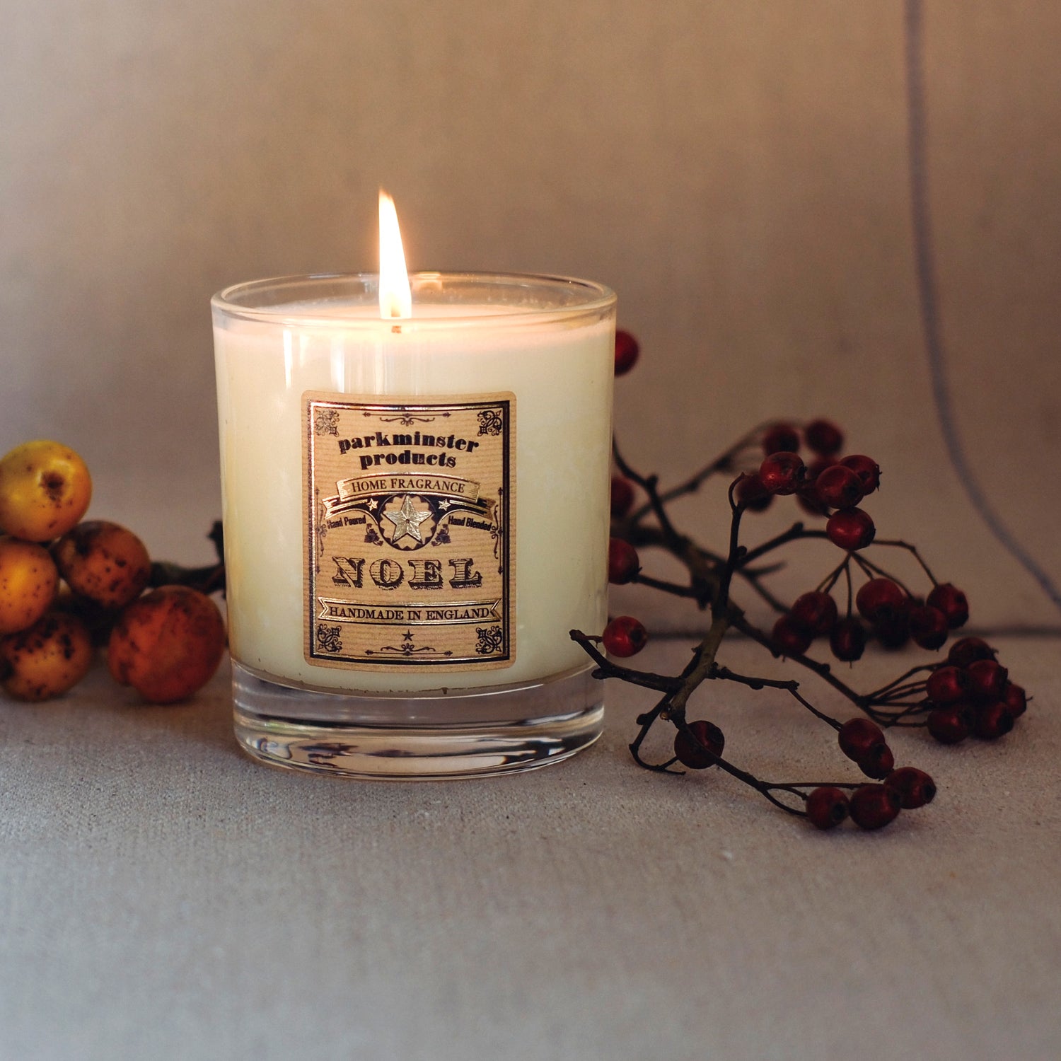 Noël large scented soy wax candle in a glass, featuring festive aromas of mandarin orange, clove, cinnamon, rose, nutmeg, and patchouli. Ideal for adding a warm, Christmas ambiance to any home.