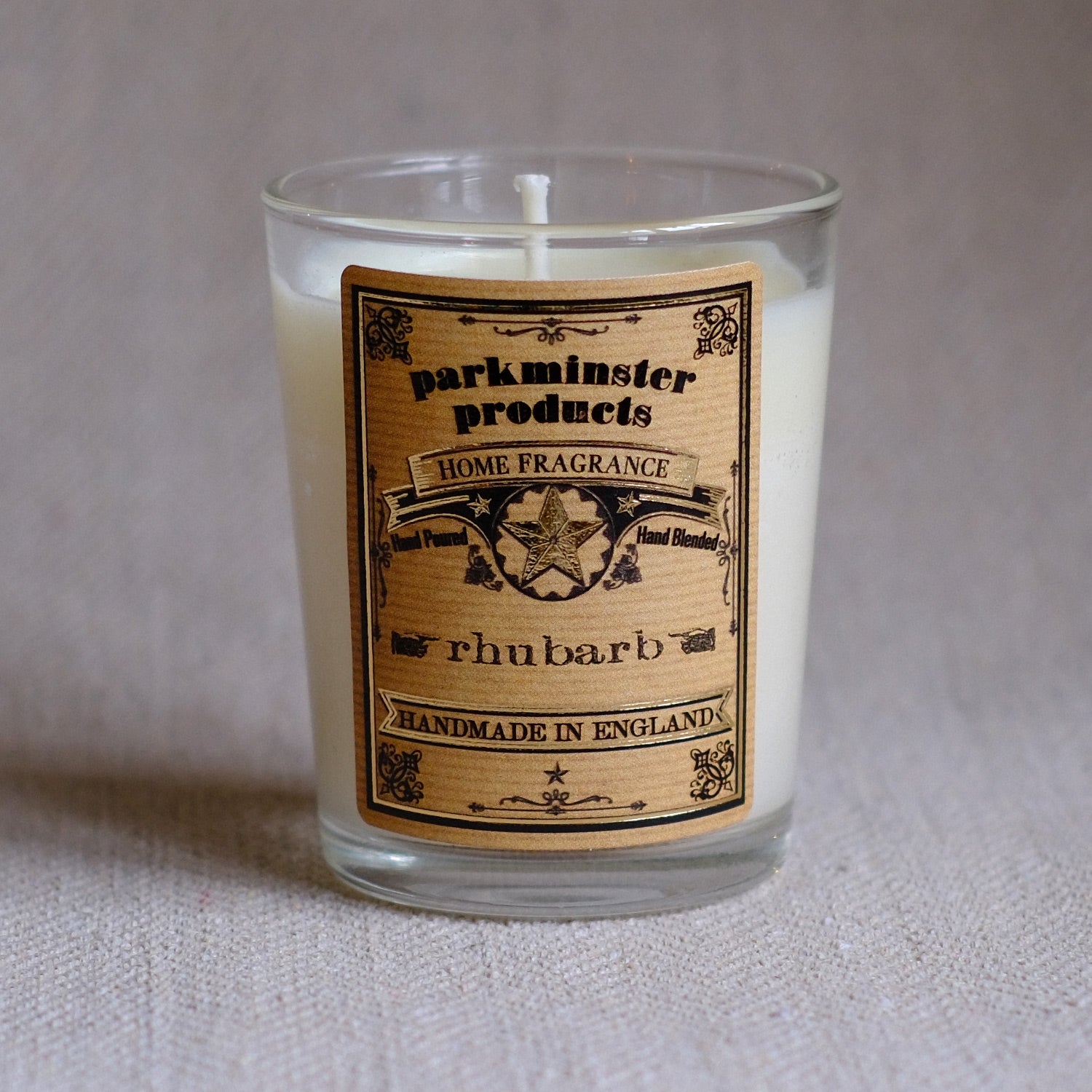 Rhubarb scented soy wax candle with fruity, tangy notes. Add a refreshing touch to your space with this rustic yet sophisticated green, fruity fragrance - 75g Made in England