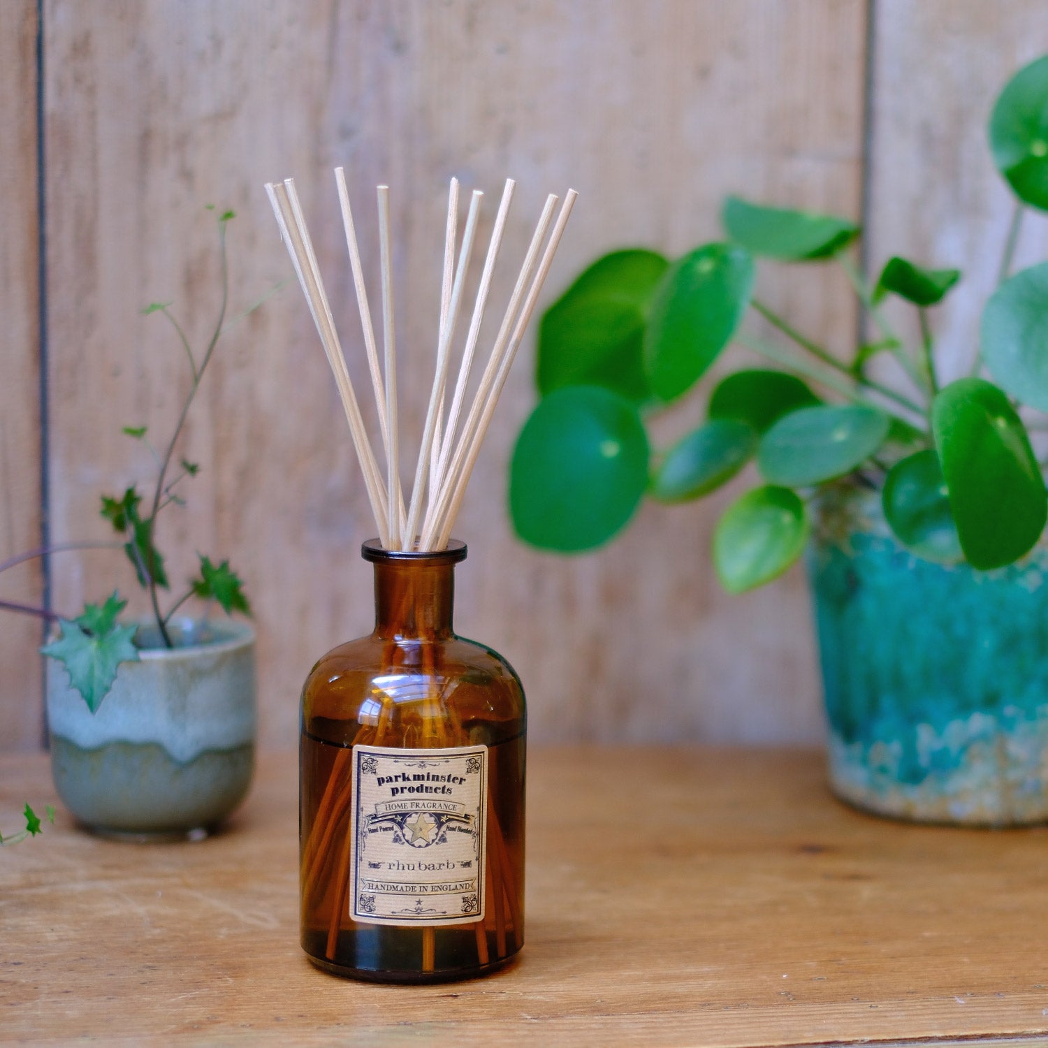 Experience the delightful aroma of rhubarb with Parkminster's 200ml amber glass Apothecary Reed Diffuser. Crafted by hand in our Cornish workshop using 100% plant-based ingredients, this diffuser offers a modern and sustainable way to freshen up your living space.