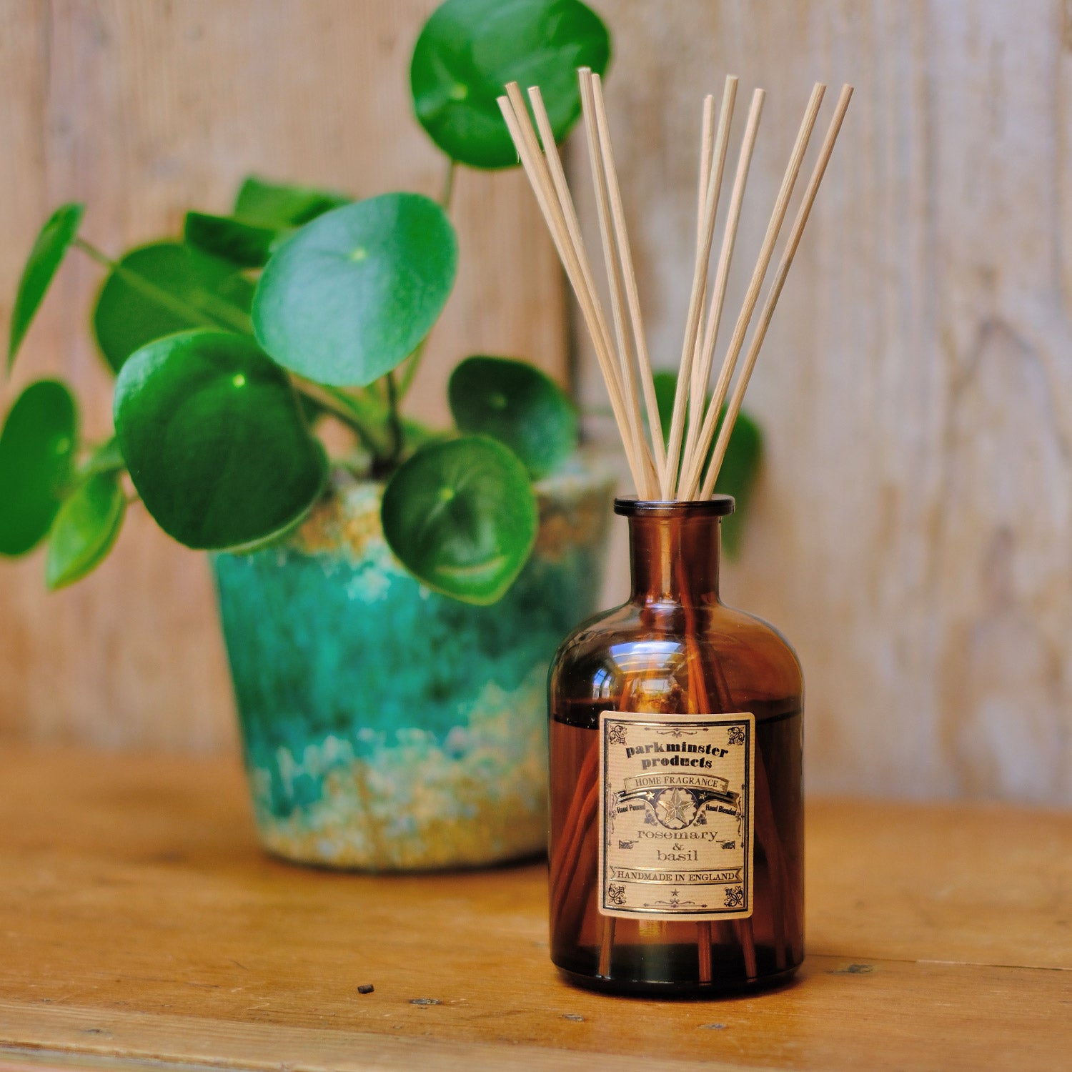 Elevate your space with the fresh and herbal aroma of Rosemary & Basil from Parkminster's 200ml amber glass Apothecary Reed Diffuser. Made with 100% essential oils and handcrafted in our Cornish workshop, this diffuser combines contemporary design with pure, natural ingredients