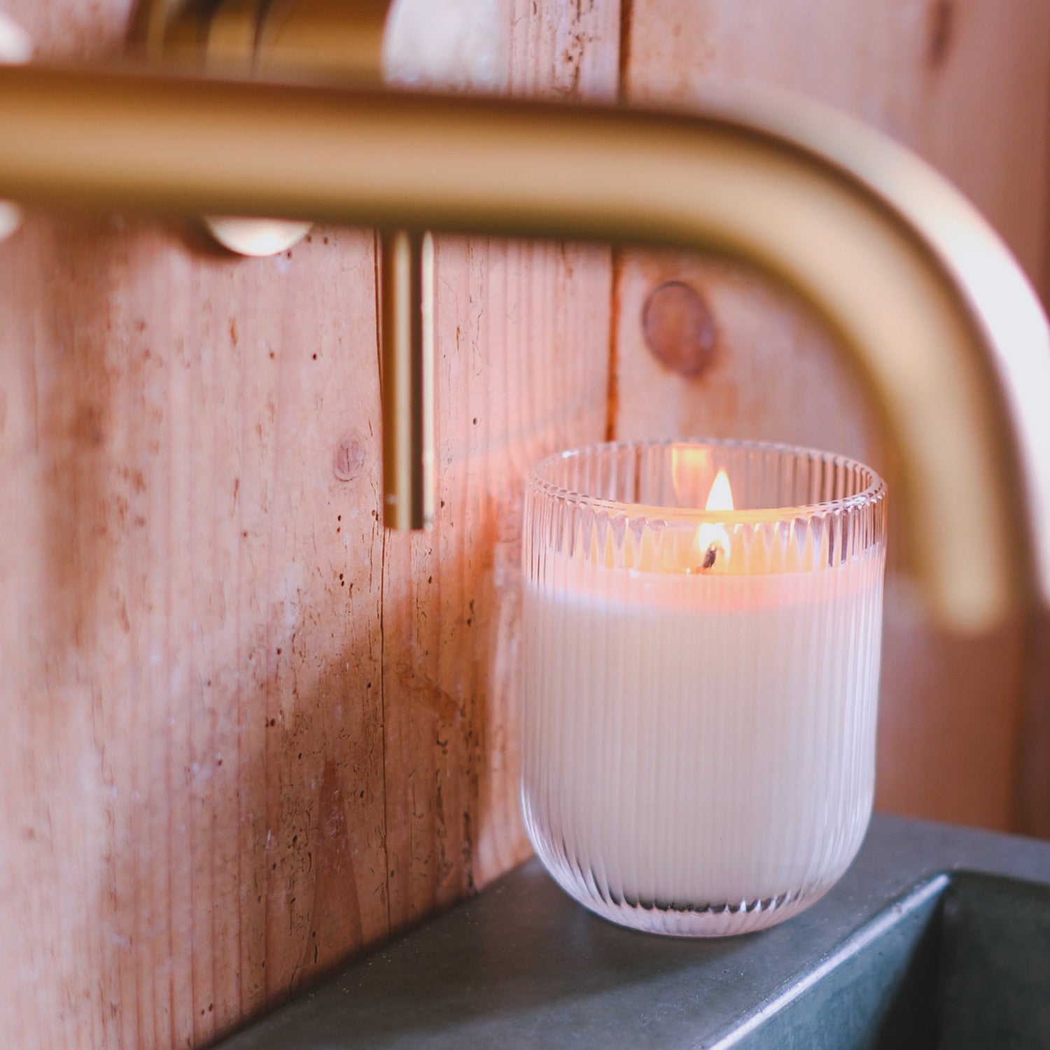 Bring the scent of summer indoors with Parkminster’s Tomato Leaf HÆFEN Candle, evoking fresh, green aromas of a tomato-filled greenhouse.