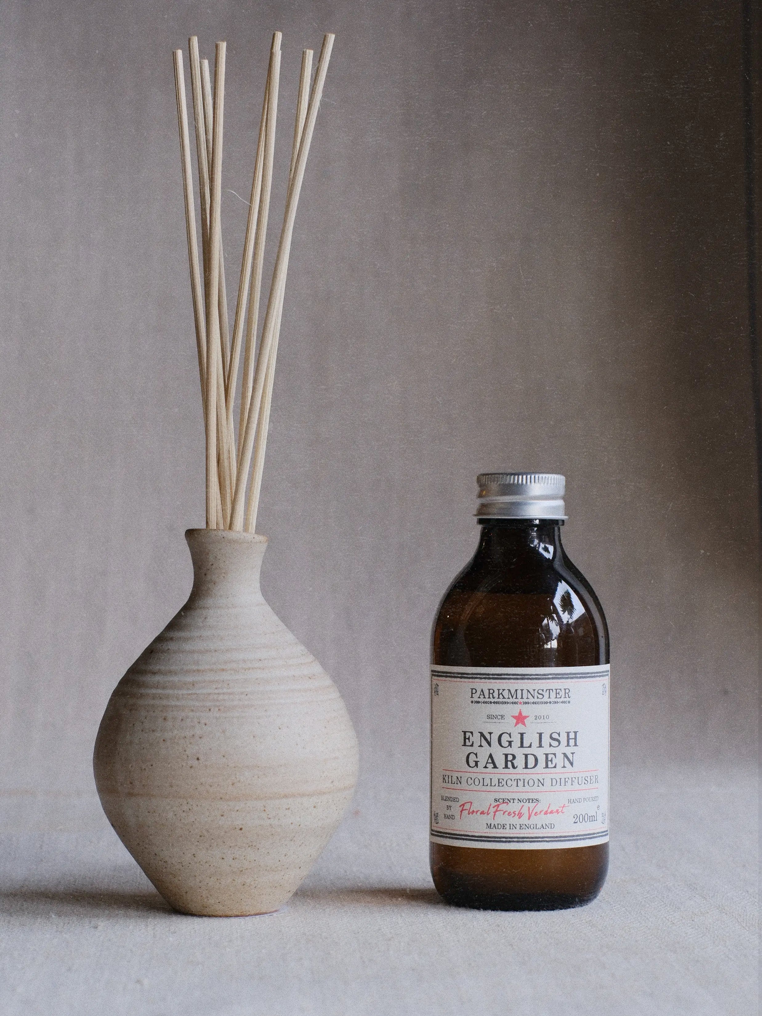 Parkminster Ceramic Pot Reed Diffuser in English Garden fragrance – natural floral home scent with jasmine, honeysuckle, and lavender in a handmade ceramic vessel.