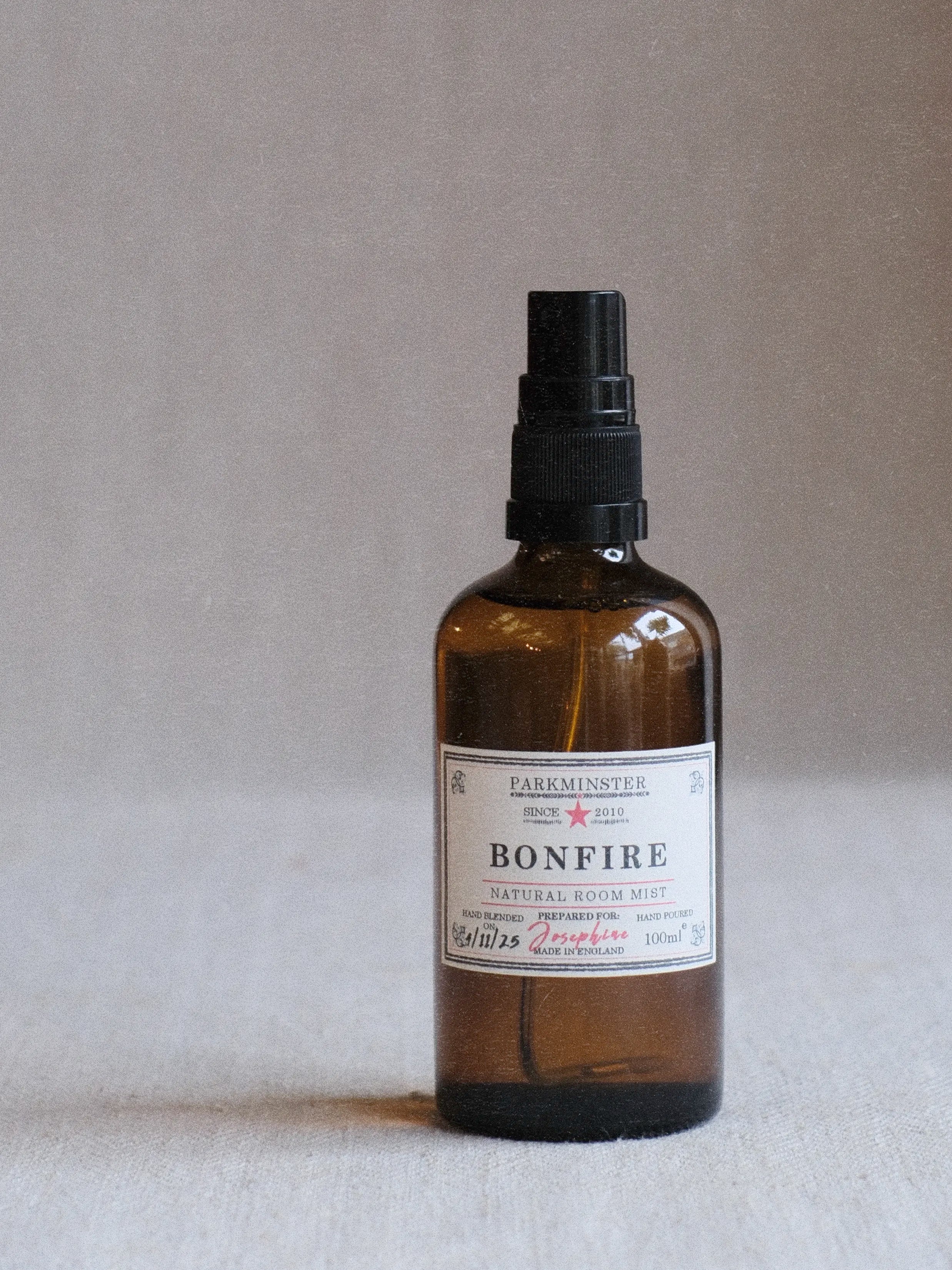 Parkminster Bonfire Room Mist 100 ml – natural plant-based room spray with warm firewood, amber and forest air notes for cosy home fragrance.