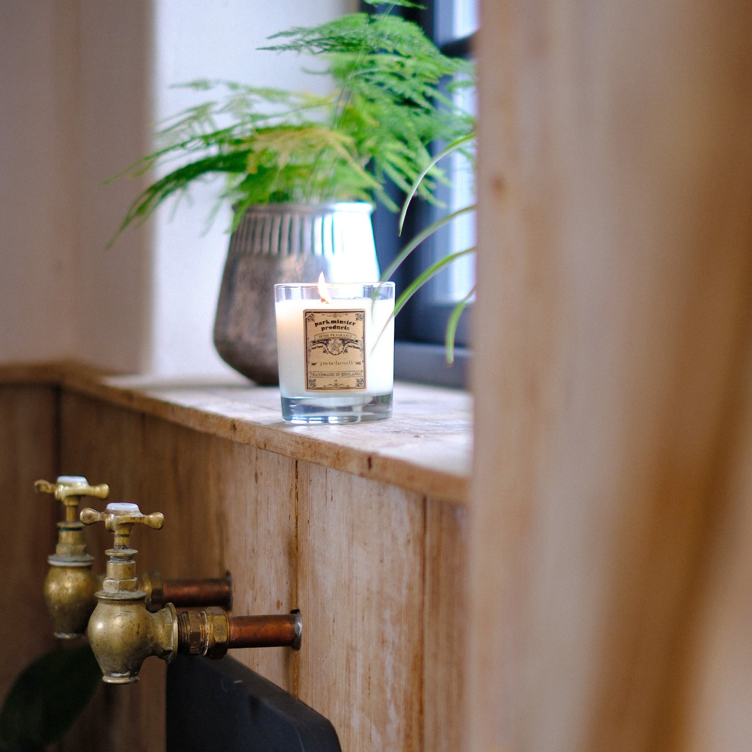 Patchouli Scented Soy Candle: A 220g candle handcrafted in Cornwall by Parkminster, offering a rich, spice-sweet, and earthy aroma. Made from sustainable soy wax, plastic-free, with an option for packaging-free.