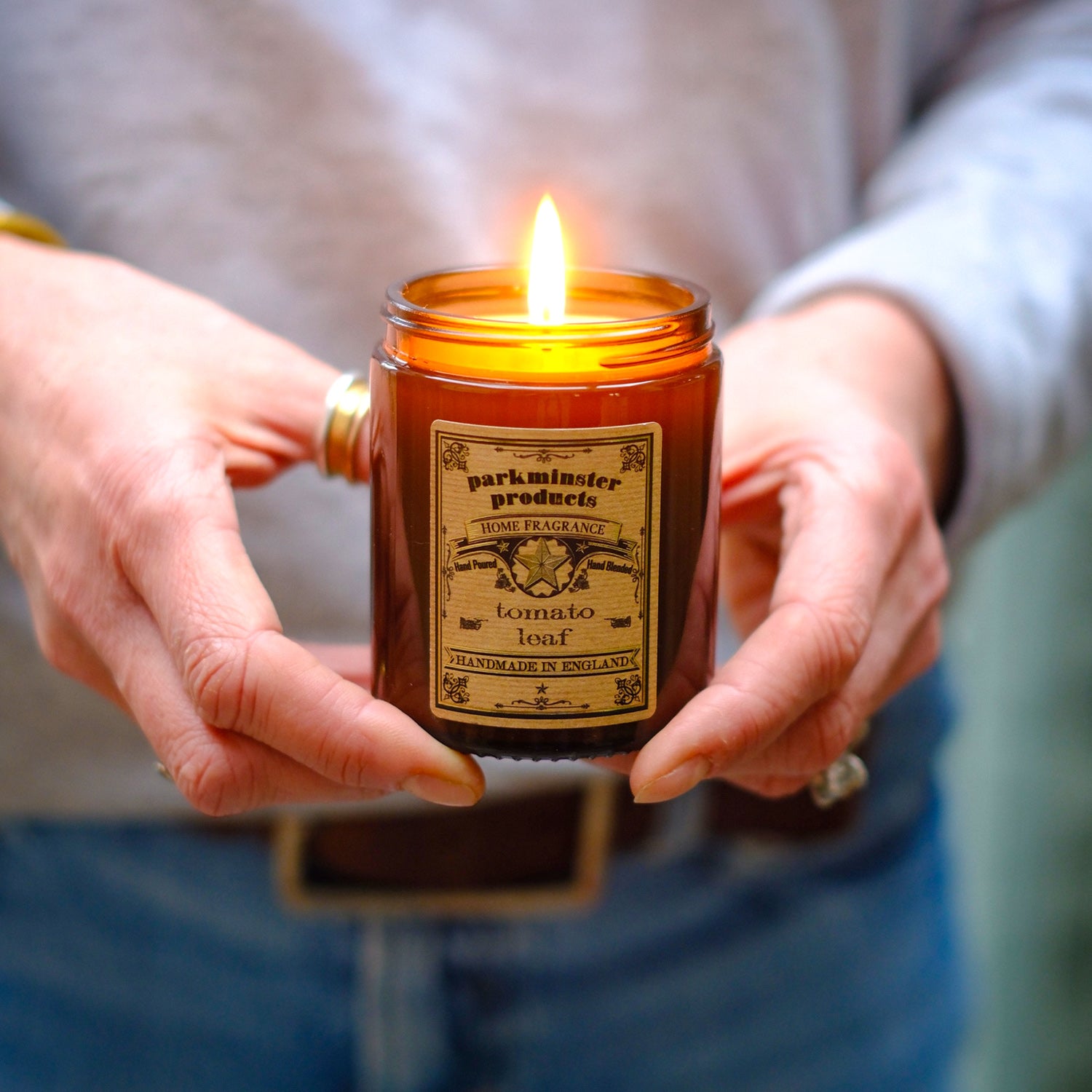 Amber glass candle with a fresh, green tomato leaf scent—capturing the crisp aroma of tomato vines, earthy foliage, and ripe sweetness.