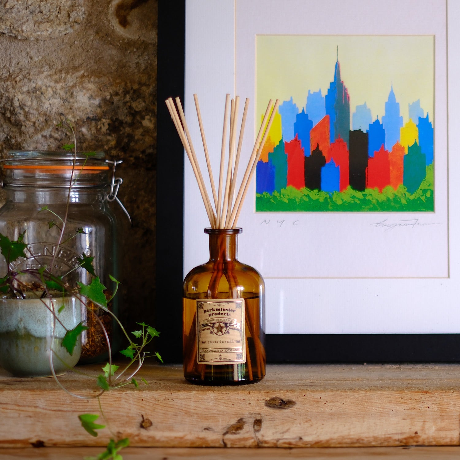 Infuse your space with the deep, earthy scent of Patchouli using our Amber Glass Apothecary Collection 200ml Reed Diffusers by Parkminster Home Fragrance Co (Cornwall). Crafted with 100% essential oil, these diffusers offer a pure and natural fragrance experience.