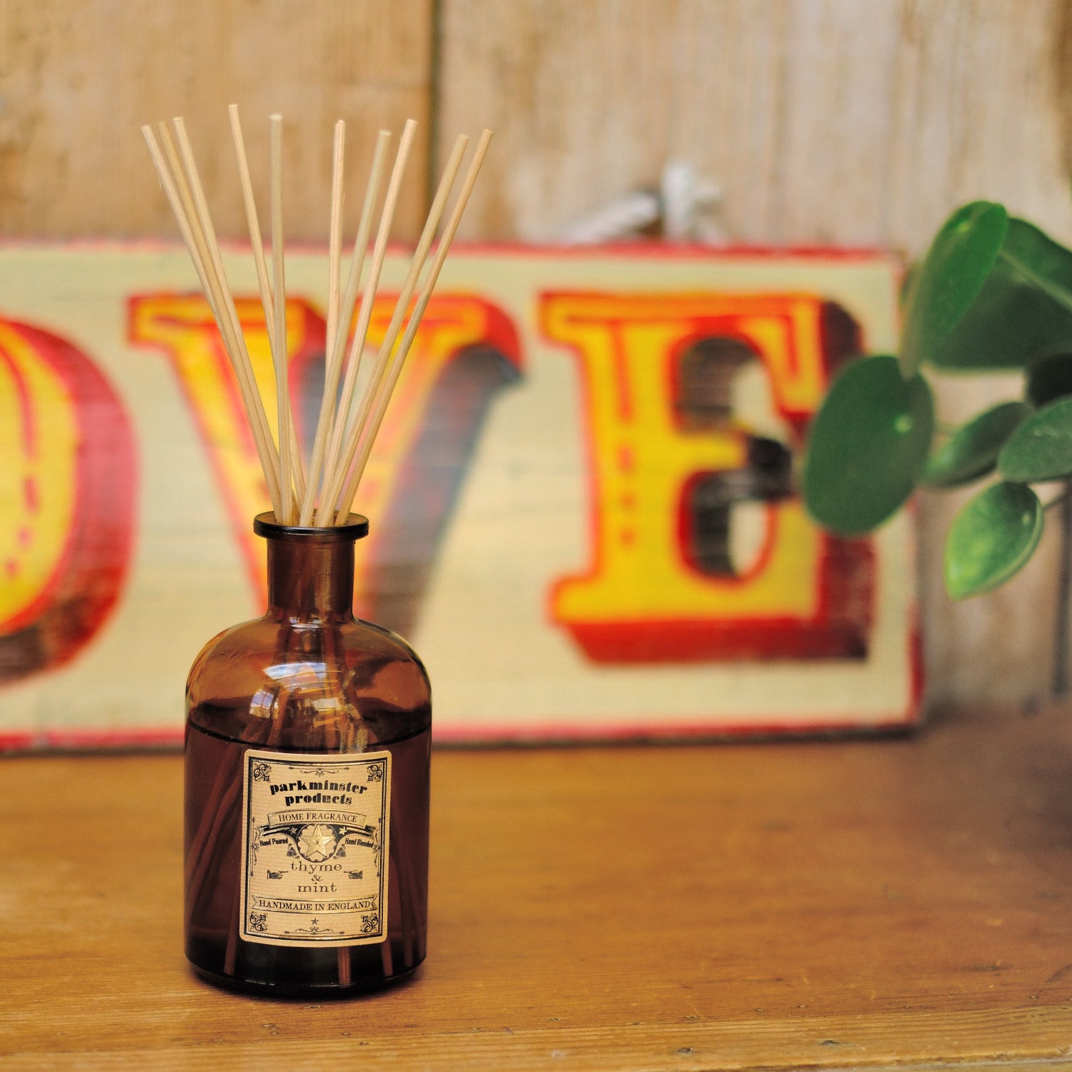 Experience the invigorating blend of Thyme & Mint with Parkminster's 200ml amber glass Apothecary Reed Diffuser. Crafted in our Cornish workshop using 100% plant-based ingredients, this diffuser provides a stylish and naturally fresh herbal scent for your home