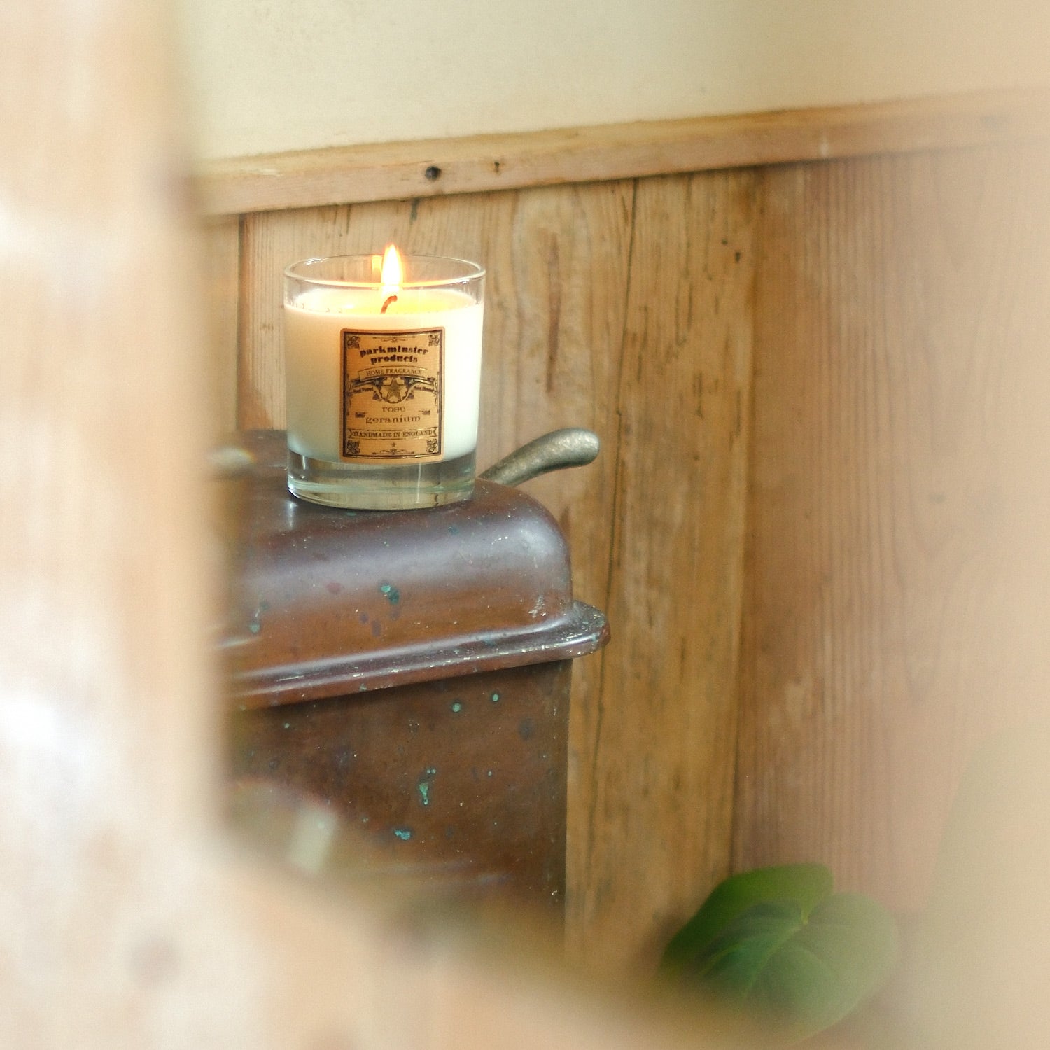 Rose Geranium Fragranced Soy Candle: A 220g candle made from sustainable soy wax, offering a sweet, fresh, and floral scent. Handcrafted in Cornwall by Parkminster, plastic-free with an option for packaging-free